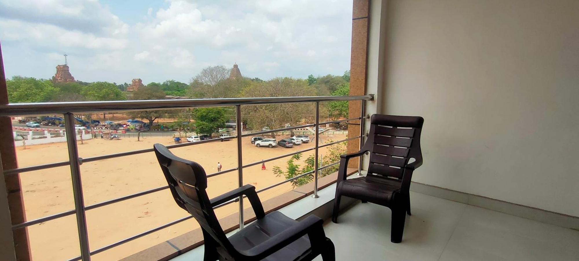 Srirathna Temple View Inn Thanjavur Bagian luar foto