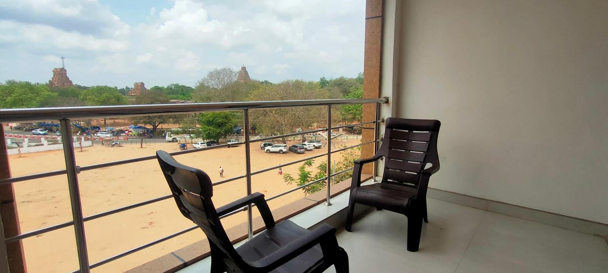 Srirathna Temple View Inn Thanjavur Bagian luar foto