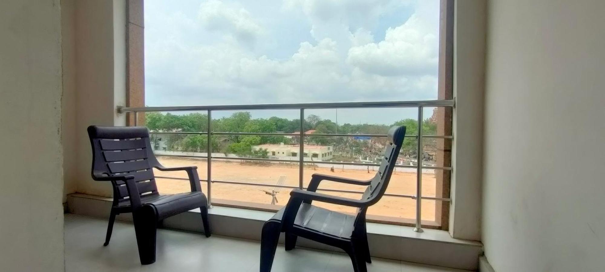 Srirathna Temple View Inn Thanjavur Bagian luar foto